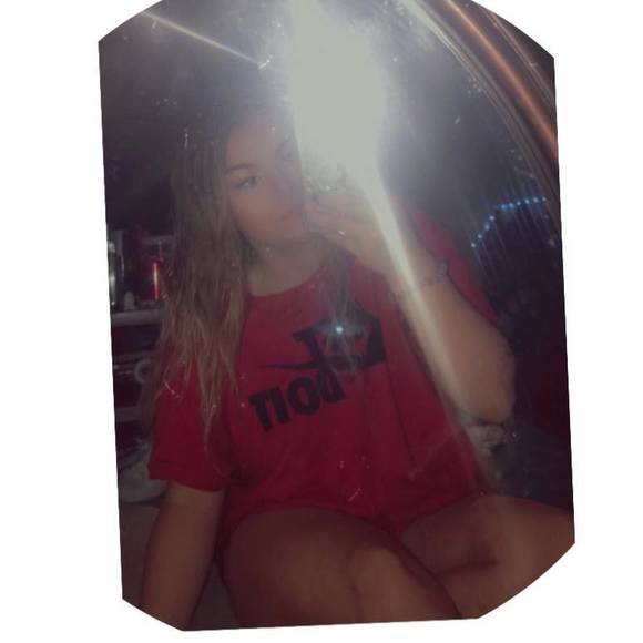 Profile Picture of Samantha Sessions (@sessionssam7) on Poshmark