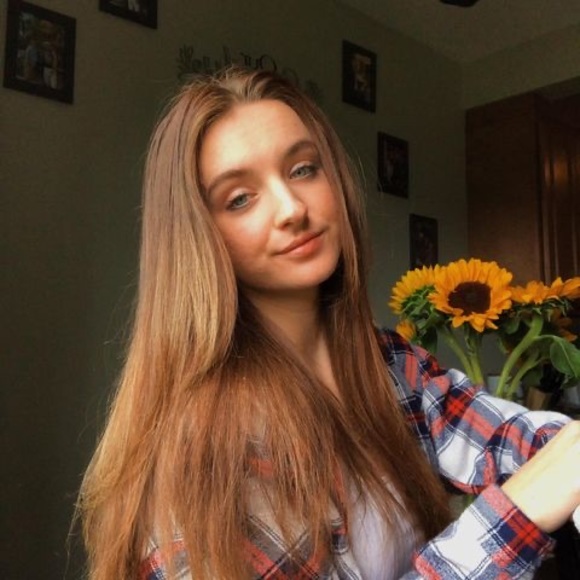 Profile Picture of Julia Tavares (@julia_tavares) on Poshmark