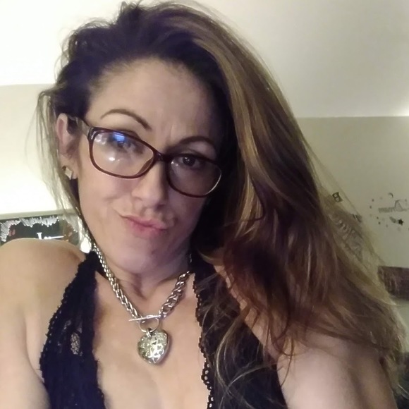 Profile Picture of Nykki Werley (@nykki686) on Poshmark