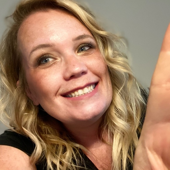 Profile Picture of Lisa Driscoll (@lsdrscll580) on Poshmark