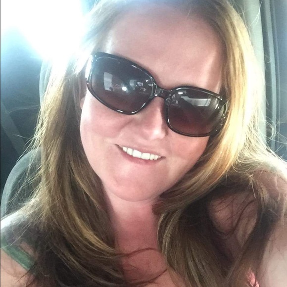 Profile Picture of Lea Colmore (@lcolmore) on Poshmark