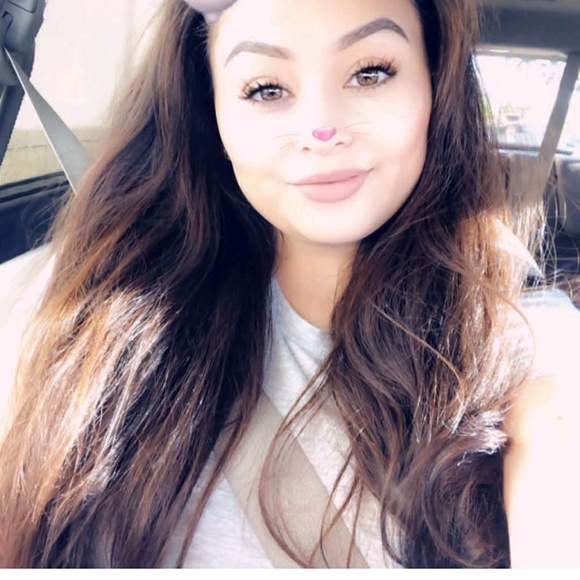 Profile Picture of Lisa Hull (@lisajon23) on Poshmark