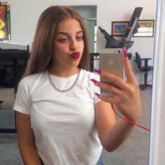 Profile Picture of Ariel Summers (@arielsummers4) on Poshmark