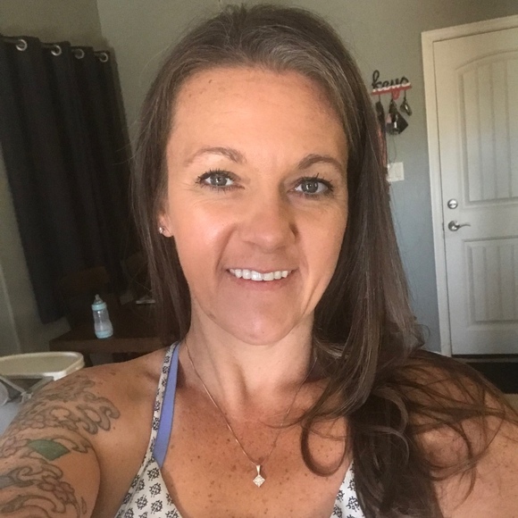 Profile Picture of Melissa Blankenship (@lizagold7417) on Poshmark