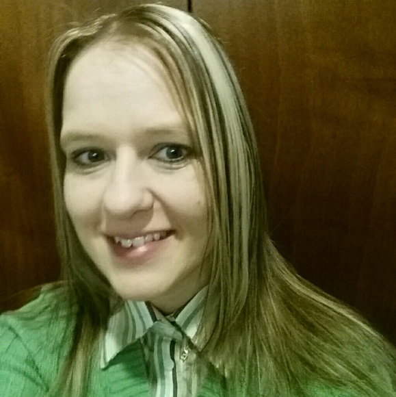 Profile Picture of Dawn Whetstone (@defenbaughsgirl) on Poshmark