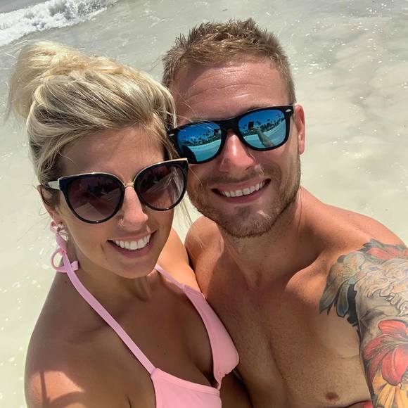 Travis Skelton - Poshmark Profile Picture of Travis Skelton (@cbboxer24) on Poshmark