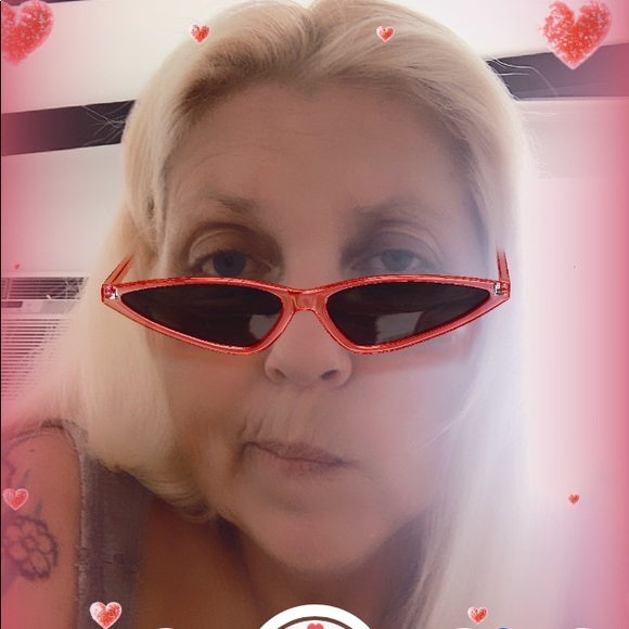 Profile Picture of Shirley Brett (@brettslife0313) on Poshmark