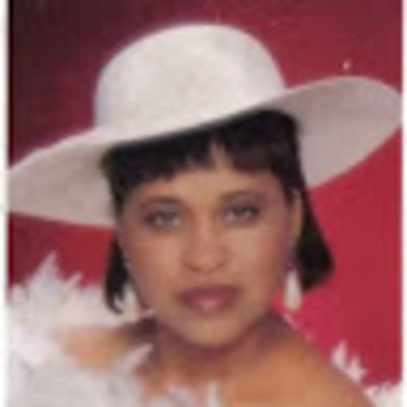 Profile Picture of Gustava Edwards (@gustavaedwards) on Poshmark