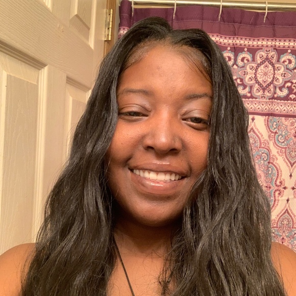 Profile Picture of Vee Crowned (@veecrowned) on Poshmark