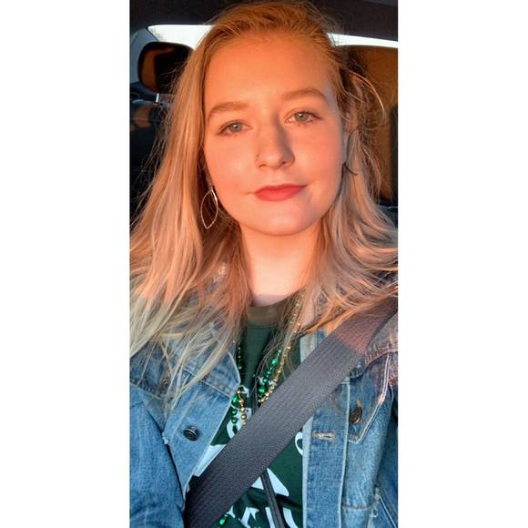 Profile Picture of Alyssa Quinn (@aquinn03) on Poshmark