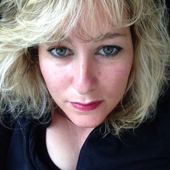 Profile Picture of Michelle Schulhoff (@shellebella1) on Poshmark
