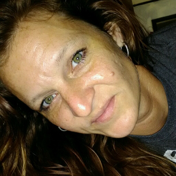 Profile Picture of Valerie Arnold (@diamondvalerie) on Poshmark