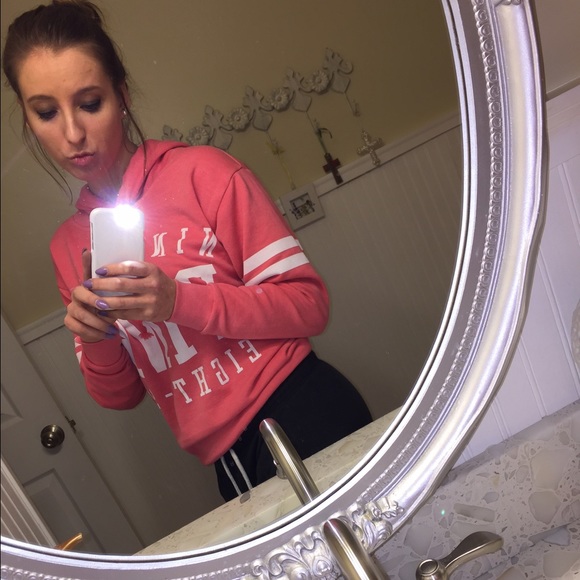 Profile Picture of Leanne Helfrich (@leema16) on Poshmark