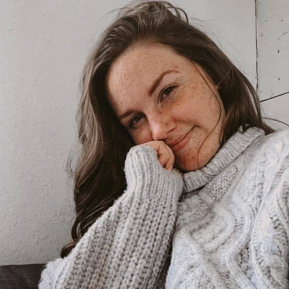 Profile Picture of Taylor Minnick (@taylorminnick_) on Poshmark