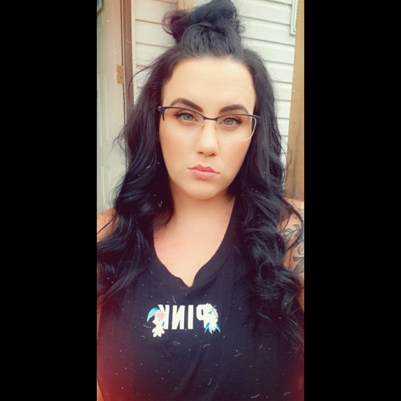 Profile Picture of Miranda Conway (@miranda_conway) on Poshmark