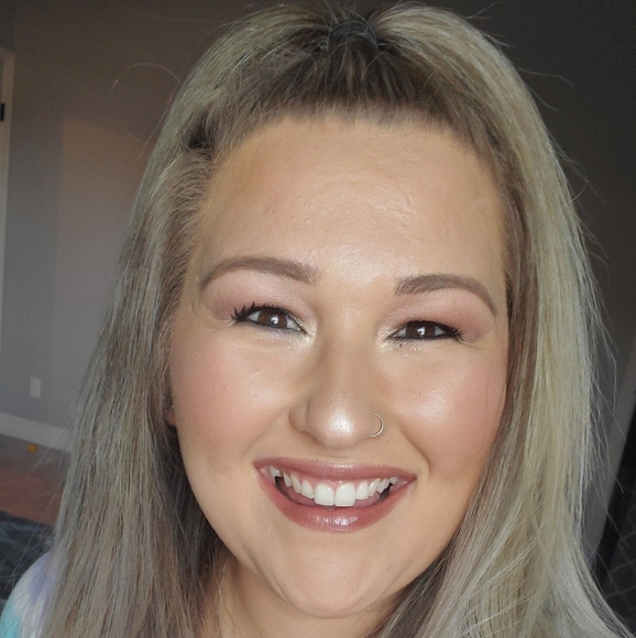 Profile Picture of Amanda Eilers (@aleilers93) on Poshmark