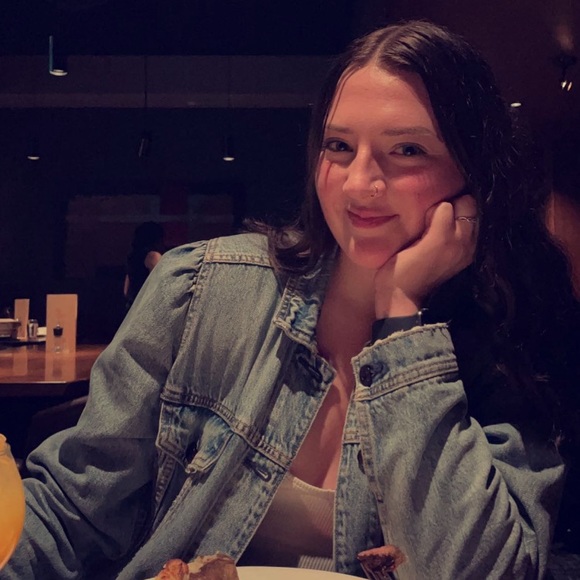 Profile Picture of Emily Enns (@emilyyenns) on Poshmark