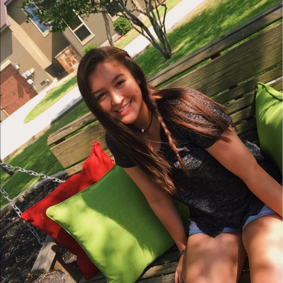 Profile Picture of Erika Hernandez (@erikaaaa02) on Poshmark