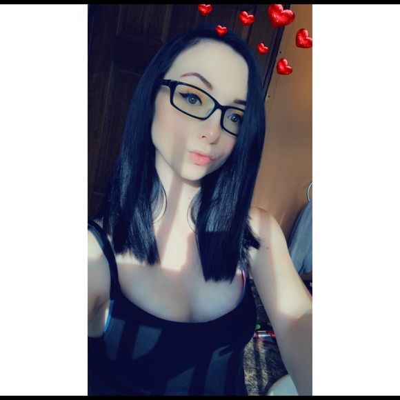 Profile Picture of Tori Osborne (@toriannosborne) on Poshmark