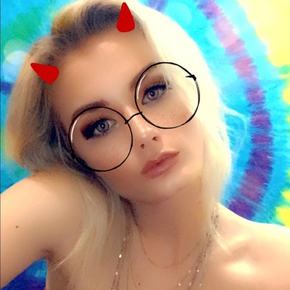 Profile Picture of Hanna Kloepfer (@hannakloepfer2) on Poshmark