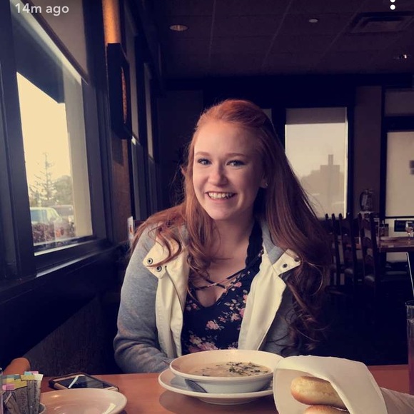 Profile Picture of Natalie Renning (@natzrenning17) on Poshmark