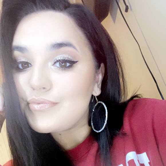 Profile Picture of Anna michael Bruner (@annobruner) on Poshmark