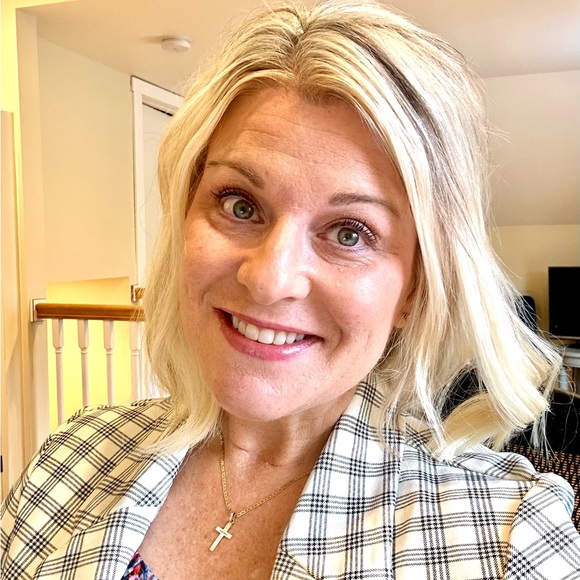 Profile Picture of Lisa Drong (@lrkd) on Poshmark