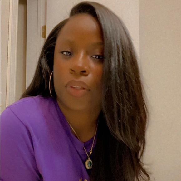 Profile Picture of L Alexander (@sotinny) on Poshmark