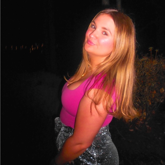 Profile Picture of Kate Dunham (@k8dunham) on Poshmark