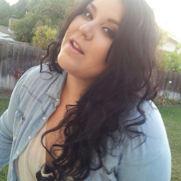 Profile Picture of Kimberly Uhles (@kimuhles) on Poshmark