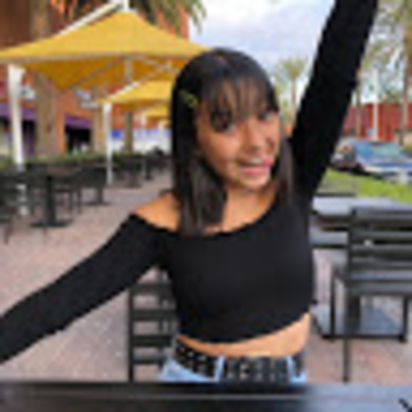 Profile Picture of Mia Ogaz (@miaogazz) on Poshmark