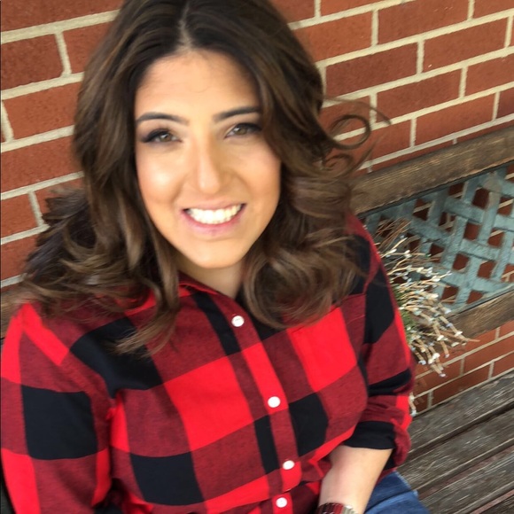 Profile Picture of Megan Nikolovski (@nikolovskim87) on Poshmark