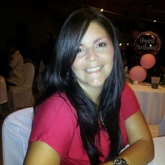 Profile Picture of Ivelyse Rosa (@ivelyserosa) on Poshmark