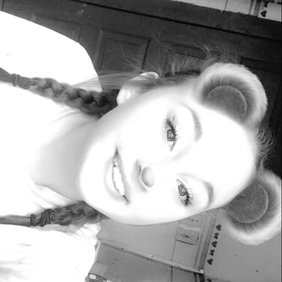 Profile Picture of Allie Moussette (@alliemoussette1) on Poshmark