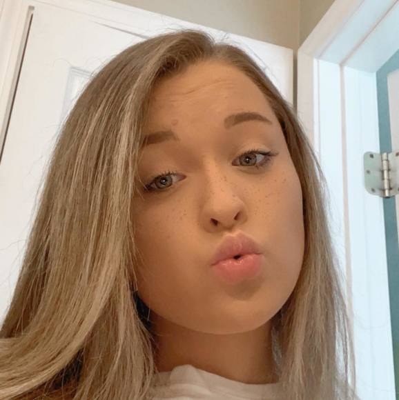 Profile Picture of Bethany Lyerly (@bethanyl0me) on Poshmark