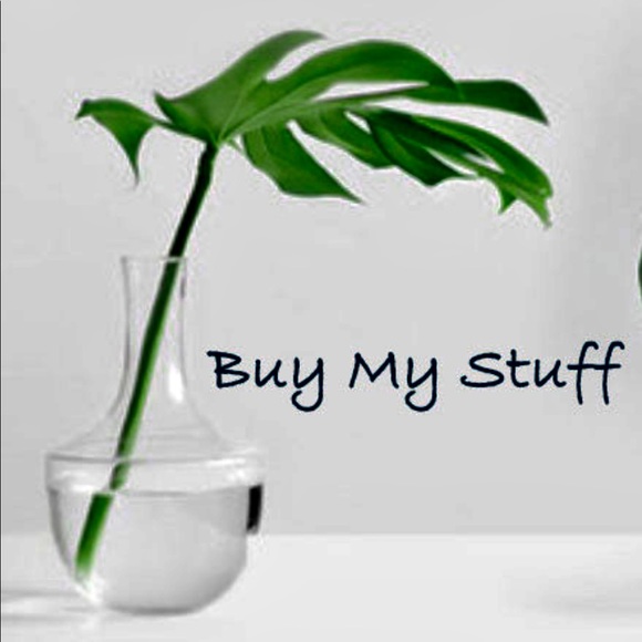 Daniell Newcomb - Poshmark Profile Picture of Daniell Newcomb (@daniellnewcomb) on Poshmark