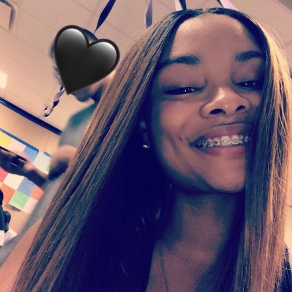 Profile Picture of Manii Leen (@imanileen) on Poshmark