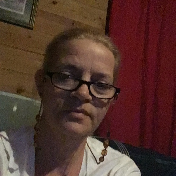 Profile Picture of Cassandra Brewer (@mamawbrewer) on Poshmark