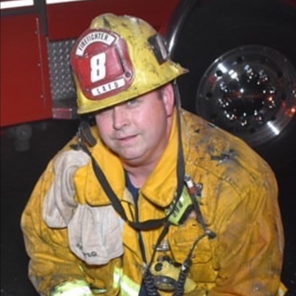 Profile Picture of Dennis Degeeter (@dennisdegeeter) on Poshmark