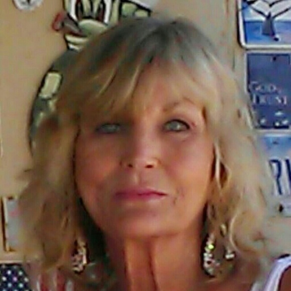 Profile Picture of Linda Busbin (@lindabusbin) on Poshmark