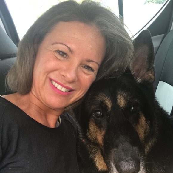 Profile Picture of Susan Mikalonis (@suzymik) on Poshmark