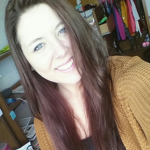 Profile Picture of Emily Wanta (@emwanta) on Poshmark