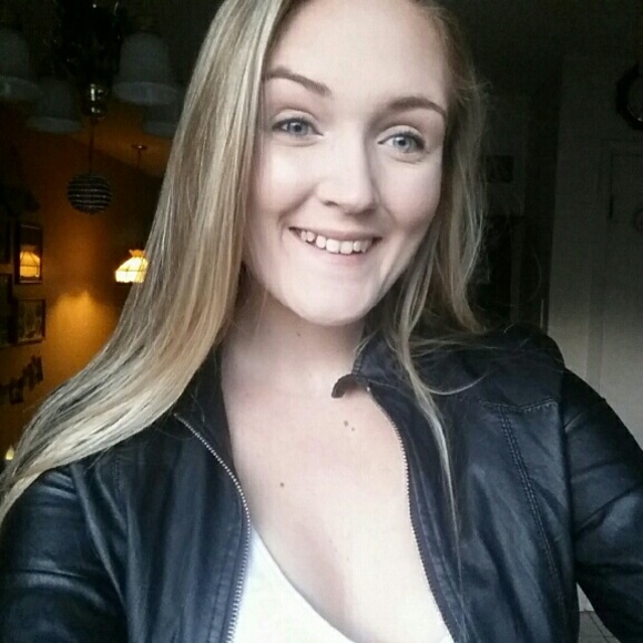 Profile Picture of Amy Gibbons (@amyyjo11_) on Poshmark