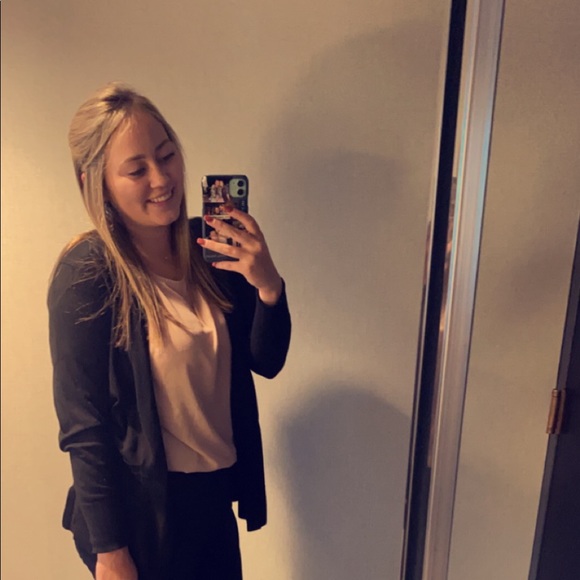 Profile Picture of Emma Ginnett (@emmaginnett) on Poshmark
