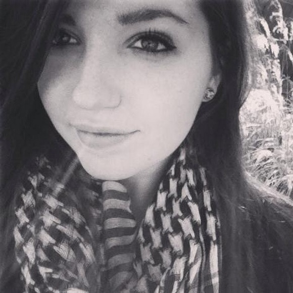 Profile Picture of Olivia Zinno (@ozinno1) on Poshmark