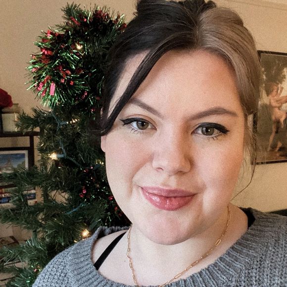 Profile Picture of Jillian Tobin (@jillianttobin) on Poshmark