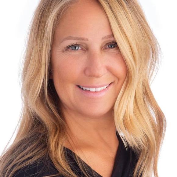 Profile Picture of Lorie Prowse (@lorieprowse) on Poshmark