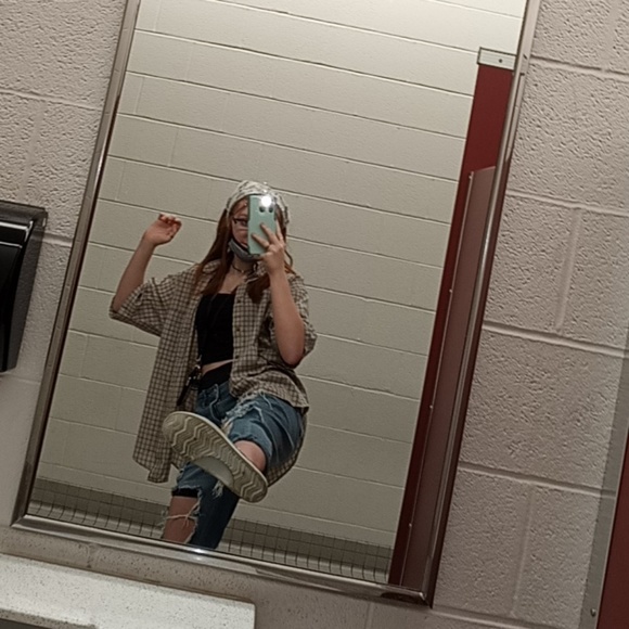 Profile Picture of Lily Warren (@lilyreiwarren12) on Poshmark