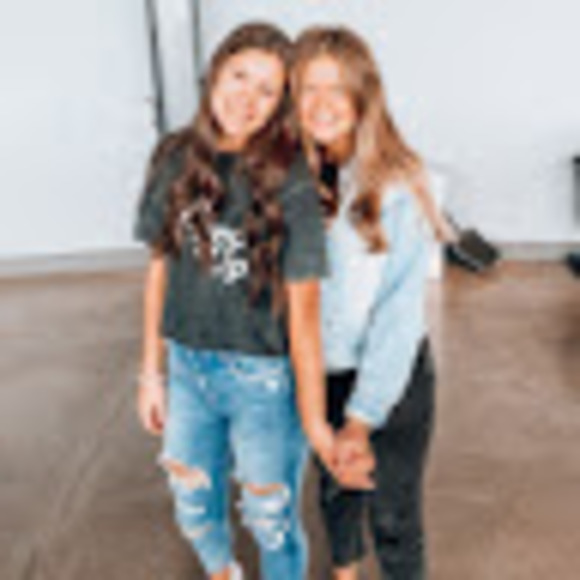 Profile Picture of Lauren Wehmeyer (@wehmeyerlau) on Poshmark