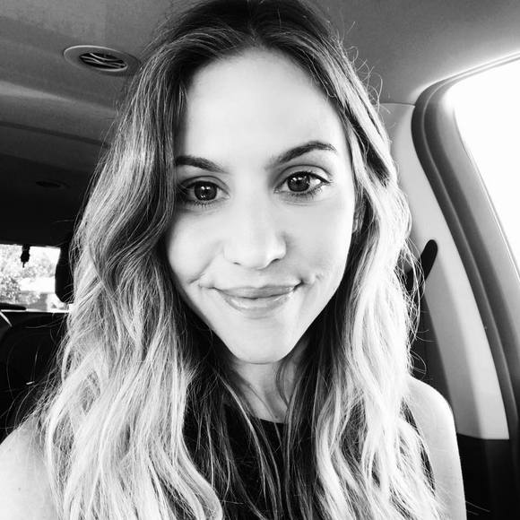 Profile Picture of Andrea Gerdeman (@andreakgerdeman) on Poshmark